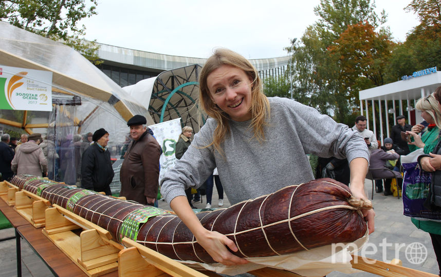 Москвичи расхватали царь-колбасу, не побоявшись ножа