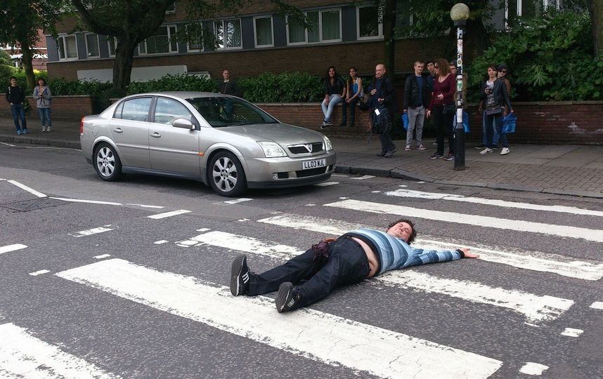 Лежание на Эбби Роуд. Фото Невзоров Александр