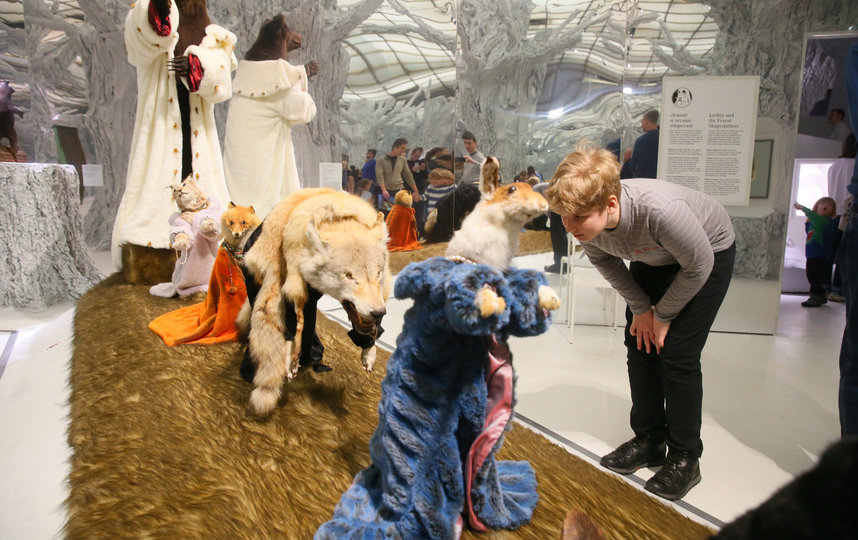 Композиция «Ледниковый период» изображает сказочных зверей в шубах. Животные шествуют по подиуму, словно на модном показе. Фото Василий Кузьмичёнок