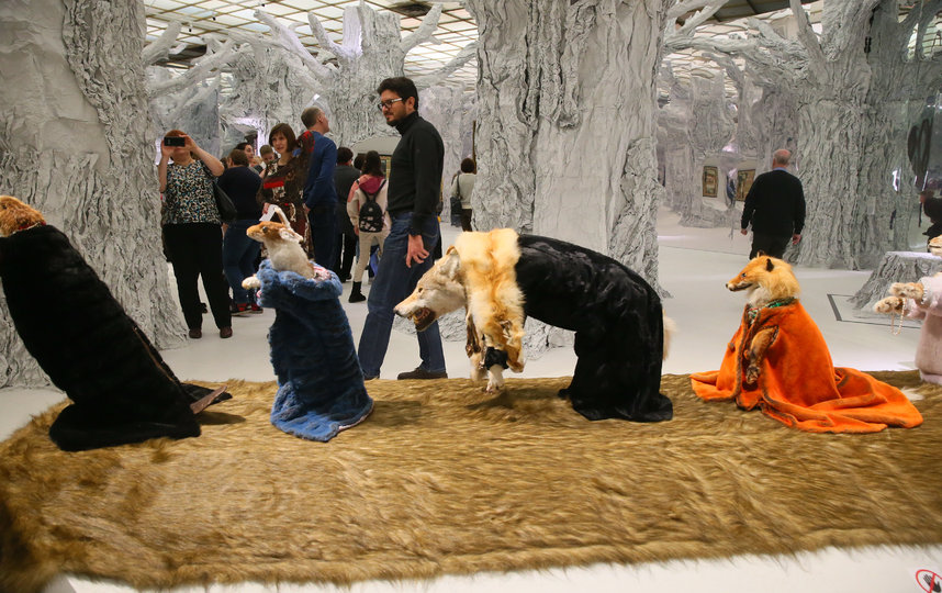 Композиция «Ледниковый период» изображает сказочных зверей в шубах. Животные шествуют по подиуму, словно на модном показе. Фото Василий Кузьмичёнок