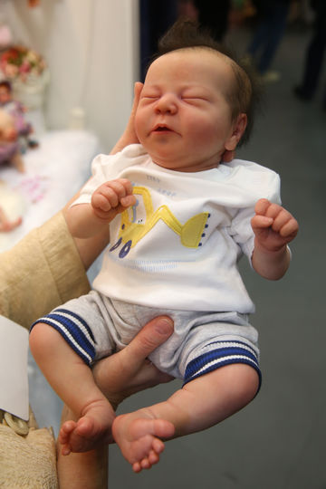 Наталья Кулюгина и её реборны на Международном салоне кукол, который прошёл в минувшие выходные на Тишинке. Фото Василий Кузьмичёнок