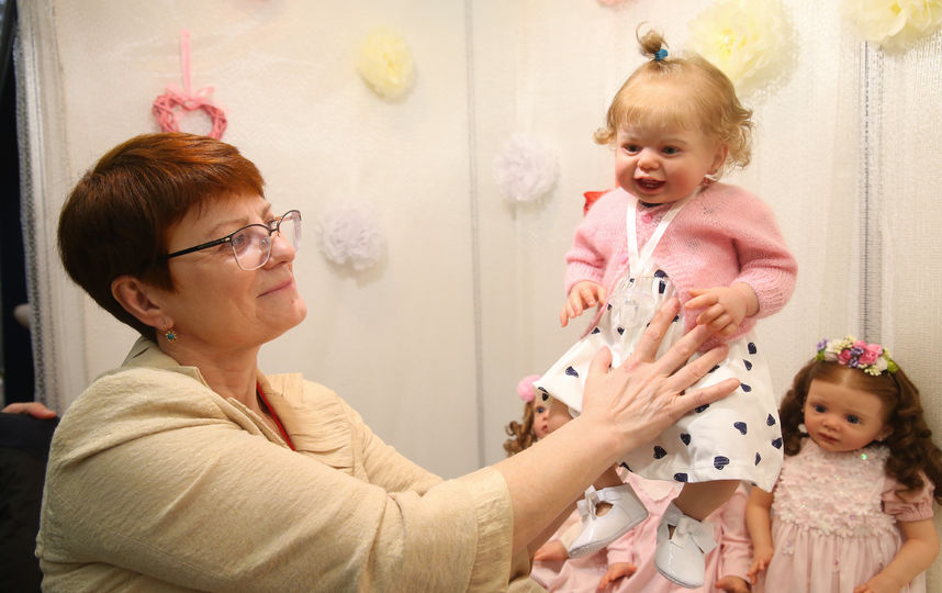 Наталья Кулюгина и её реборны на Международном салоне кукол, который прошёл в минувшие выходные на Тишинке. Фото Василий Кузьмичёнок