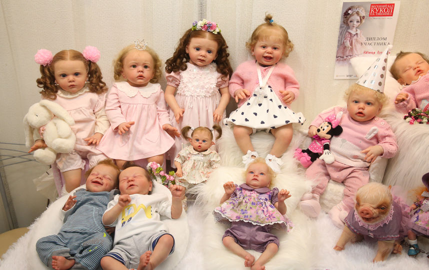 Наталья Кулюгина и её реборны на Международном салоне кукол, который прошёл в минувшие выходные на Тишинке. Фото Василий Кузьмичёнок