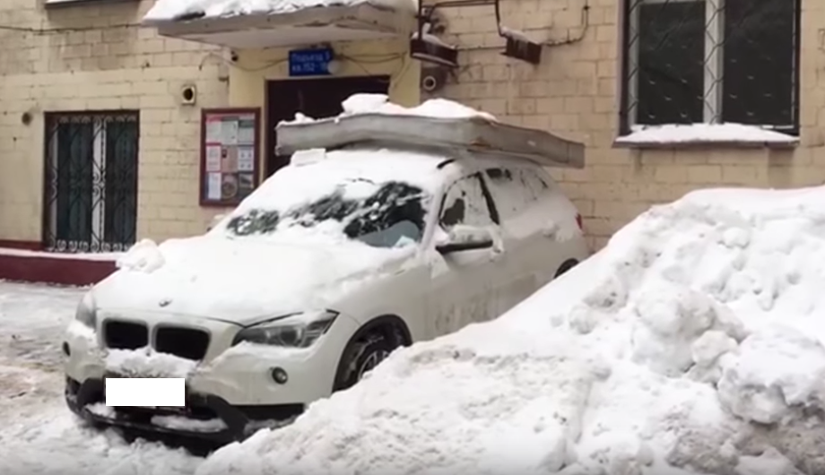 Москвичи спасают свои авто от сосулек с помощью матрасов: фото