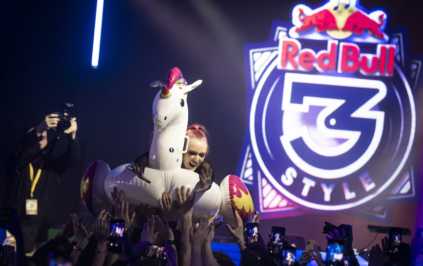 Публика с восторгом восприняла идею Лены «пойти в народ» верхом на единороге. Фото redbullcontentpool.com