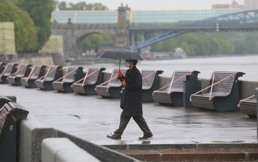 Несмотря на дождь, москвичи поспешили на прогулки. Фото Василий Кузьмичёнок