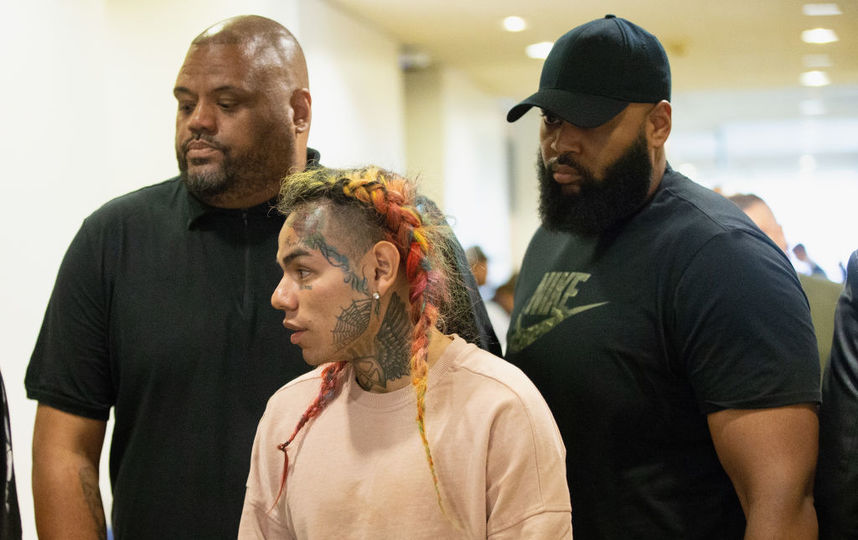 На американского рэпера 6ix9ine напали во время концерта в Москве