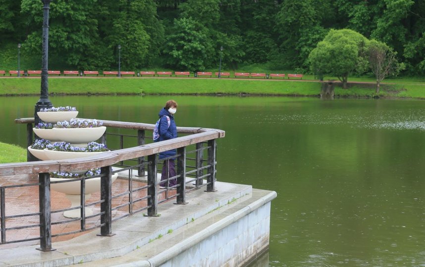Несмотря на дождь, москвичи поспешили на прогулки. Фото Василий Кузьмичёнок