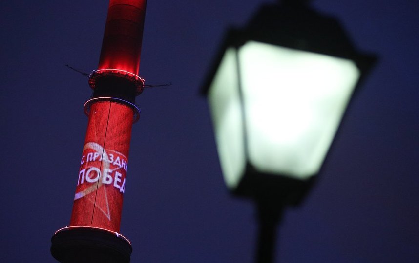 На медиафасаде Останскинской телебашни по случаю предстоящего праздника появилась поздравительная видеооткрытка. Фото АГН "Москва"/Кирилл Зыков