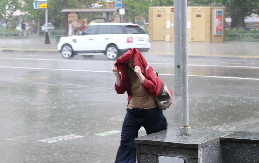 В Москве снова обещают ветер и дождь. Фото Василий Кузьмичёнок