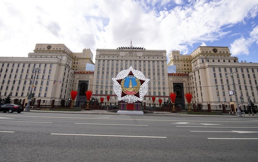Орден Победы у здания Минобороны. Фото АГН "Москва"/Александр Авилов