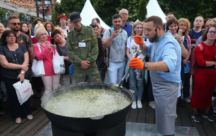 На "Рыбной неделе" в Москве сварили 100 литров ухи. Фото Василий Кузьмичёнок