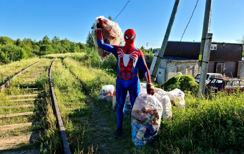 Паук спас людей. Паук в спас работах. Эко Спайдермен. Эколюди.