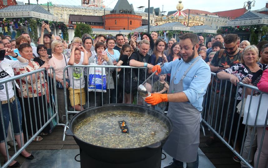 На "Рыбной неделе" в Москве сварили 100 литров ухи