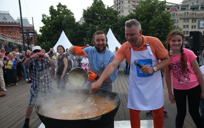 На "Рыбной неделе" в Москве сварили 100 литров ухи. Фото Василий Кузьмичёнок