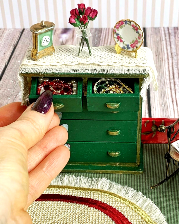 Для реалистичности крошечная мебель искусственно состаривается. Фото Instagram: @olgamokriskaya