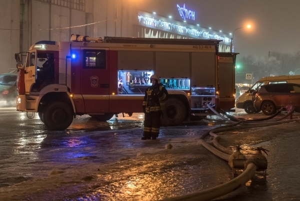На севере Москвы потушен крупный пожар на территории бывшей мебельной фабрики
