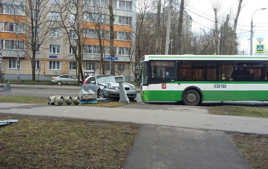 На северо-востоке Москвы BMW врезался в рейсовый автобус