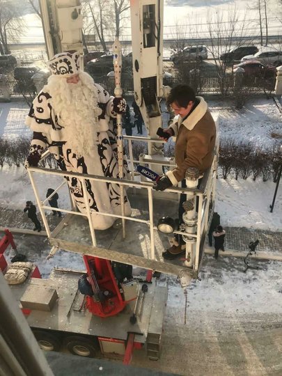 Иркутский волшебник поднялся к детям в больнице на подъёмнике