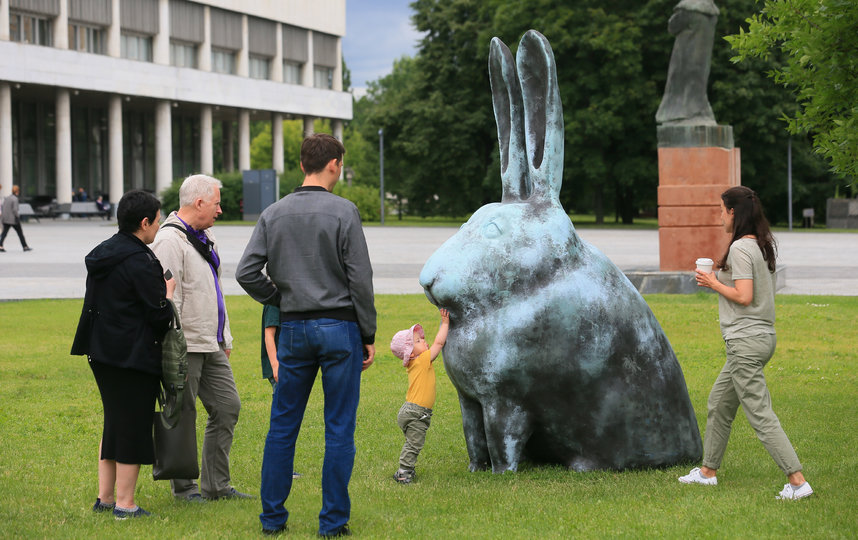 Взрослые и дети в восторге от новых скульптур. Фото Василий Кузьмичёнок