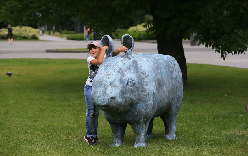 Взрослые и дети в восторге от новых скульптур. Фото Василий Кузьмичёнок