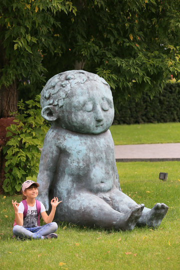 Взрослые и дети в восторге от новых скульптур. Фото Василий Кузьмичёнок