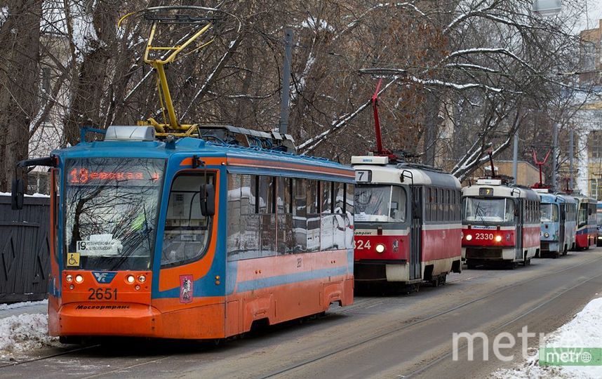 На востоке Москвы вооружённый грабитель скрывается от полиции на трамвае