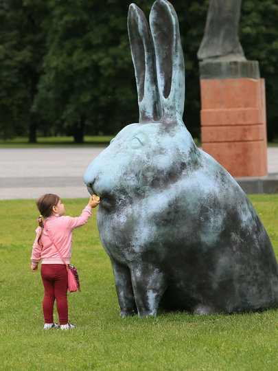 Взрослые и дети в восторге от новых скульптур. Фото Василий Кузьмичёнок