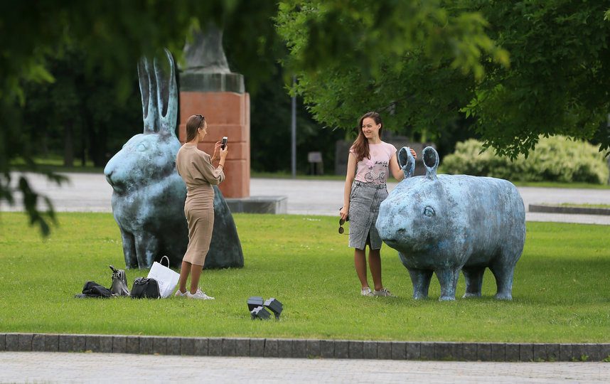 Взрослые и дети в восторге от новых скульптур. Фото Василий Кузьмичёнок