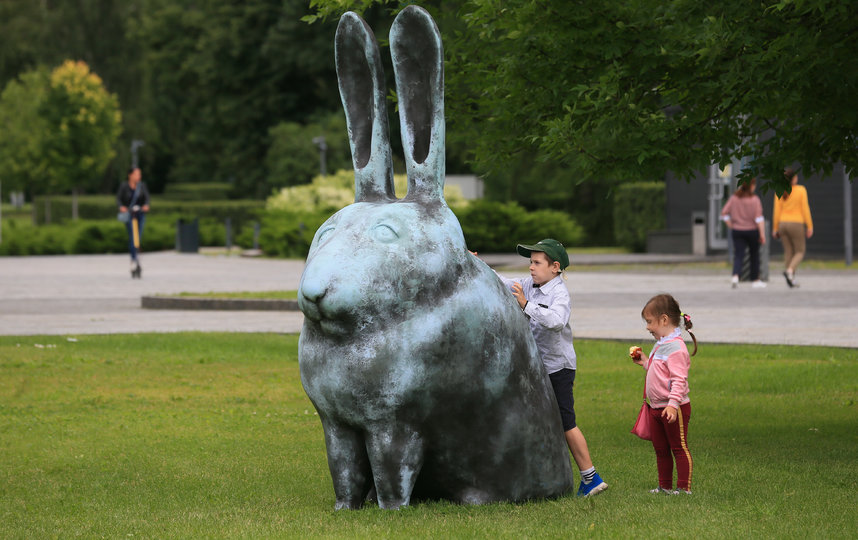 Взрослые и дети в восторге от новых скульптур. Фото Василий Кузьмичёнок