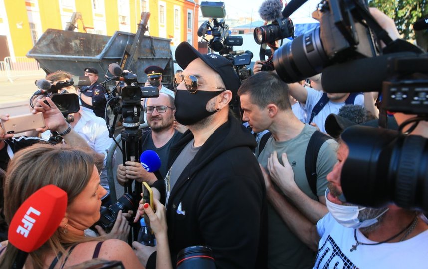 Кирилл Серебренников после выхода из здания Мещанского суда. Фото Василий Кузьмичёнок