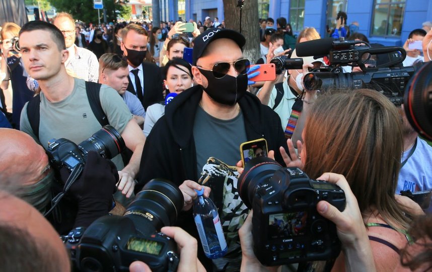 Кирилл Серебренников после выхода из здания Мещанского суда. Фото Василий Кузьмичёнок