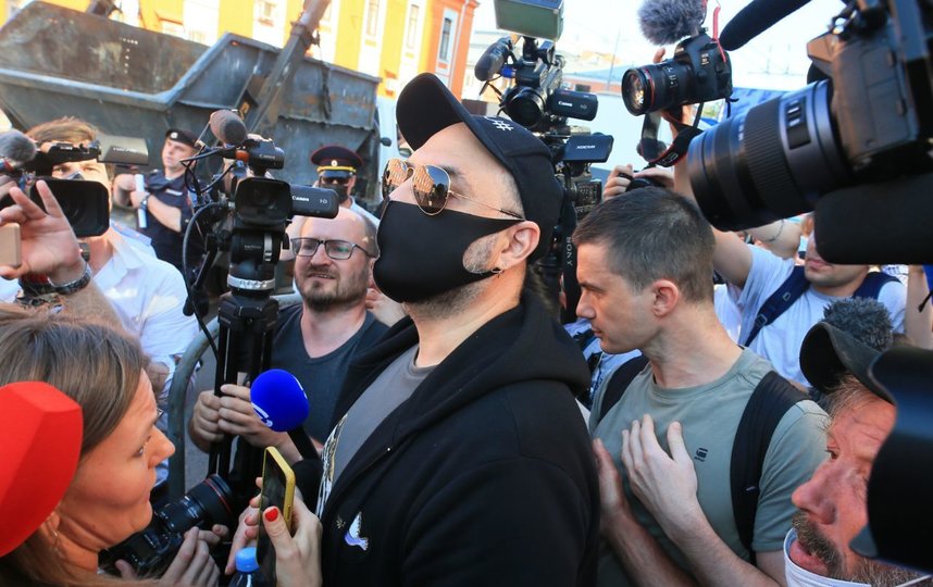 На встрече Серебренникова после оглашения приговора образовалась давка: видео