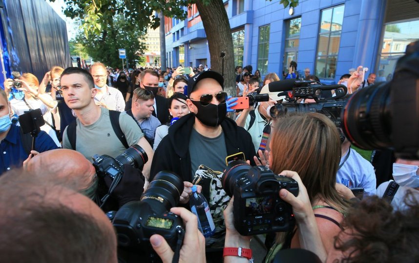 Кирилл Серебренников после выхода из здания Мещанского суда. Фото Василий Кузьмичёнок