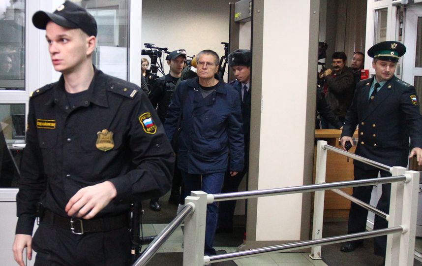 Алексей Улюкаев в здании суда. Фото Василий Кузьмичёнок