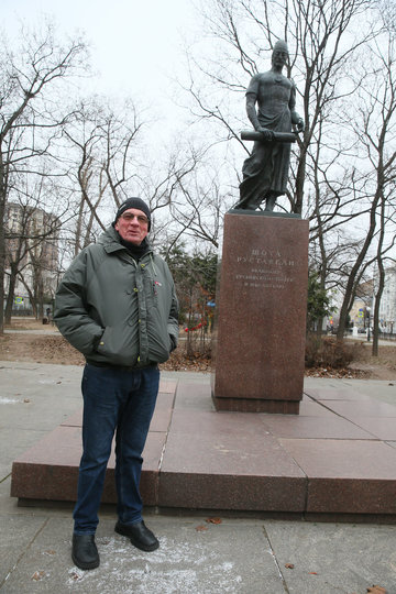 Актёр решил сфотографироваться на фоне памятника поэту Шота Руставели, который установили в год переезда актёра в Пресненский район (1966). Фото Василий Кузьмичёнок