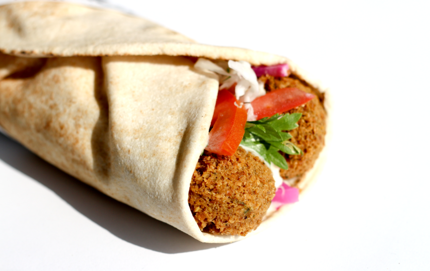 Фалафель (жаренные во фритюре шарики из измельчённых бобовых с добавлением пряностей) считается одним из самых известных блюд израильской кухни. Фото pixabay