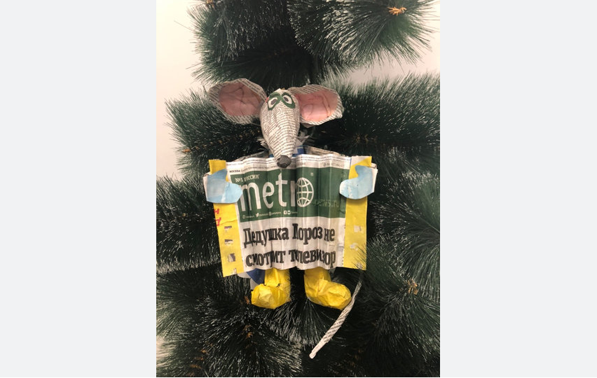 Елена Мартынюк мастерила эту забавную новогоднюю крысу три дня и потратила на неё не один выпуск газеты Metro. Фото Елена Мартынюк., "Metro"