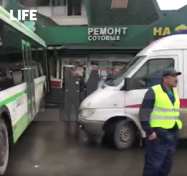 На востоке Москвы автобус въехал в торговые ряды
