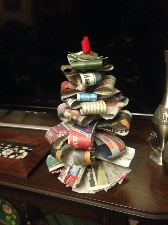 Лазеева Людмила сделала из газеты ёлочку. Фото Людмила, "Metro"