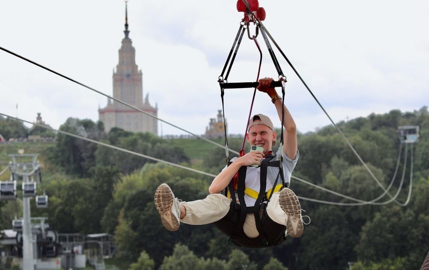 На Воробьевых горах в Москве открыли аттракцион скоростного зиплайна