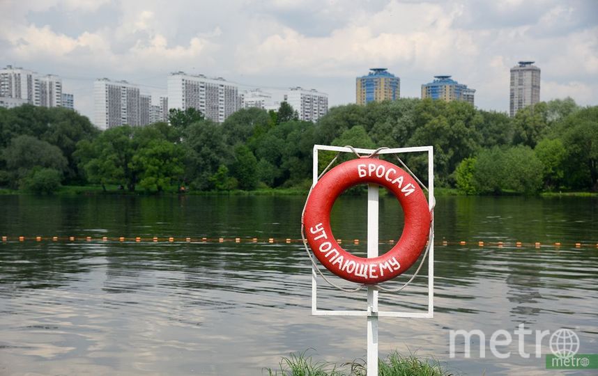 На юге Москвы коляска с младенцем скатилась в пруд