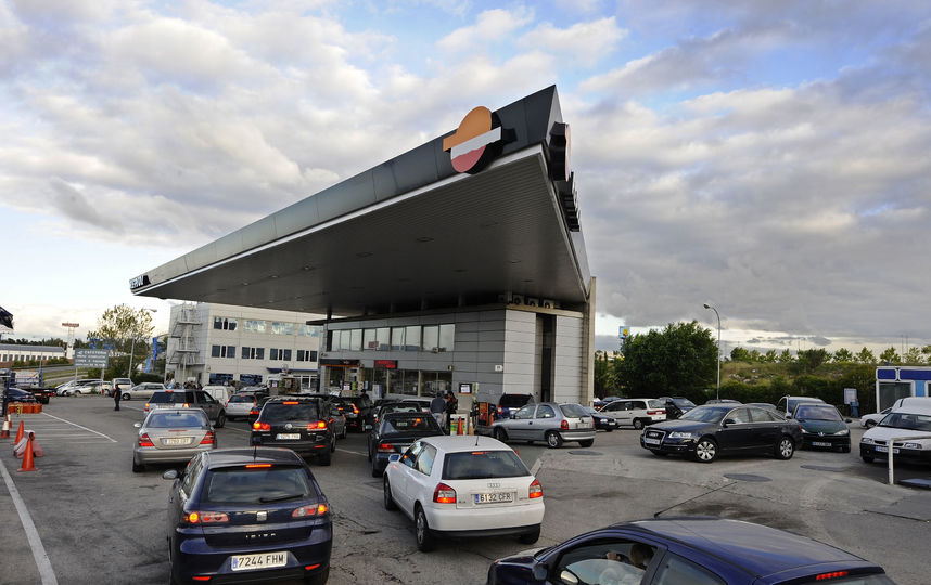 Недолив топлива обнаружили на сотне заправок Москвы. Фото Getty