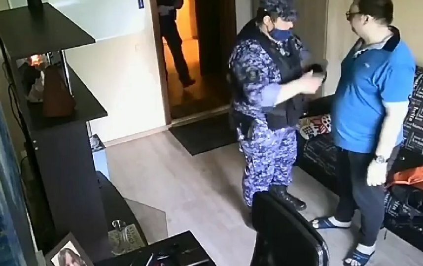 Александр и угрожавшие ему силовики. Фото instagram.com/d.x.09.01