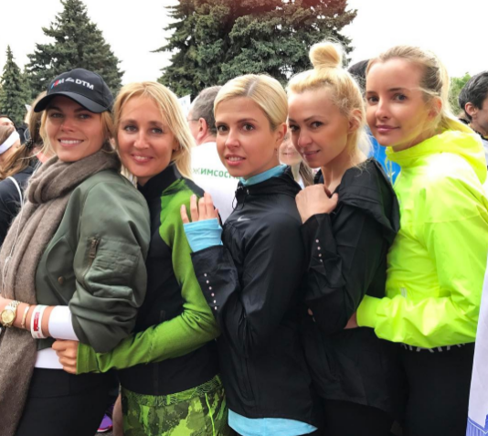 Звёздные участники забега "Бегущие сердца" в Москве. Фото instagram/rudkovskayaofficial