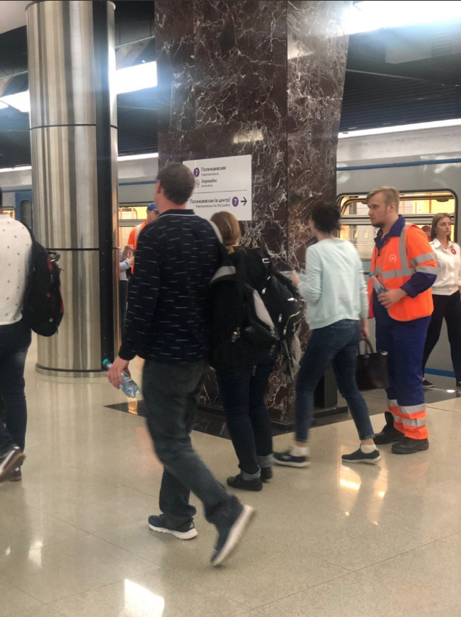 Сотрудники метро предлагали пассажирам, выехавшим из тоннеля, воду. Фото Скриншот twitter.com/MetroOperativno