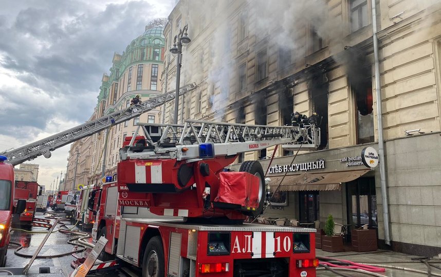 Названа возможная причина пожара на Тверской улице в Москве
