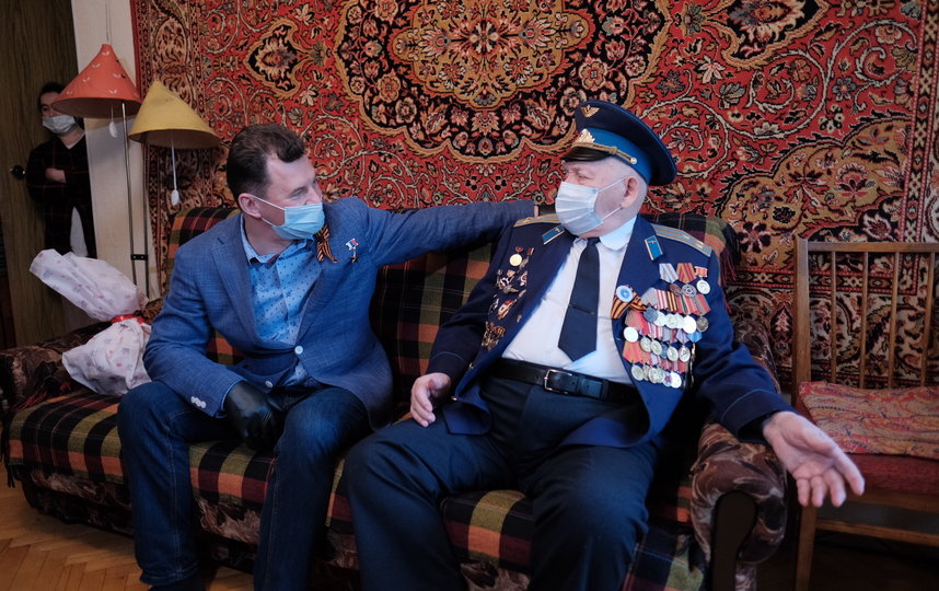 Российский летчик-космонавт Романенко поздравил ветерана накануне праздника Великой Победы