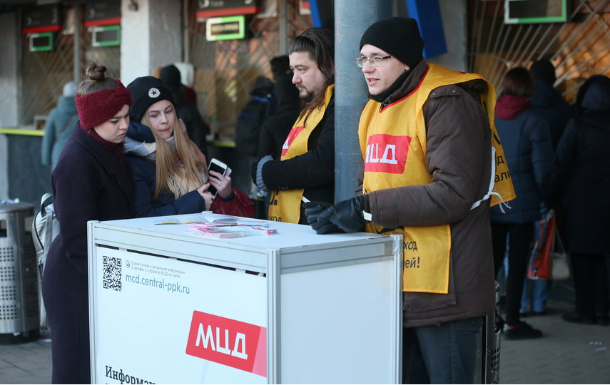 на станциях у турникетов и валидаторов находятся сотрудники, которые помогут в случае возникновения малейших затруднений. Фото Василий Кузьмичёнок