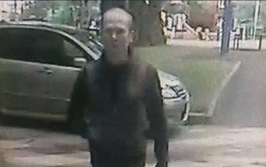 Незнакомец ударил ножом 11-летнюю девочку в подъезде дома в Москве